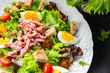 Pastırma salatası, Vosges salatası, yumurta, kızarmış ekmek, marul salata, salata soslu vinaigrette Lorraine mutfağı sağlıklı yemek atıştırmalıkları masa üzerinde fotokopi uzay yemeği arka plan kırsal manzarası