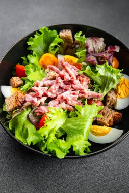 Pastırma salatası, Vosges salatası, yumurta, kızarmış ekmek, marul salata, salata soslu vinaigrette Lorraine mutfağı sağlıklı yemek atıştırmalıkları masa üzerinde fotokopi uzay yemeği arka plan kırsal manzarası