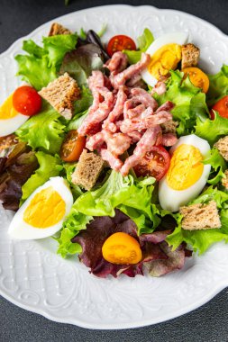 Pastırma salatası, Vosges salatası, yumurta, kızarmış ekmek, marul salata, salata soslu vinaigrette Lorraine mutfağı sağlıklı yemek atıştırmalıkları masa üzerinde fotokopi uzay yemeği arka plan kırsal manzarası