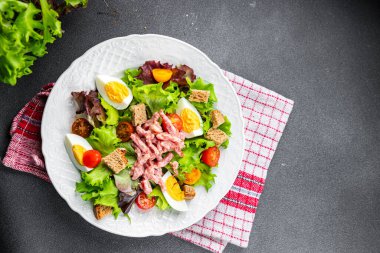 Pastırma salatası, Vosges salatası, yumurta, kızarmış ekmek, marul salata, salata soslu vinaigrette Lorraine mutfağı sağlıklı yemek atıştırmalıkları masa üzerinde fotokopi uzay yemeği arka plan kırsal manzarası