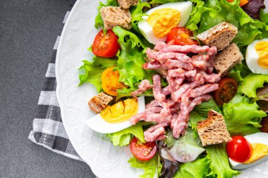 Pastırma salatası, Vosges salatası, yumurta, kızarmış ekmek, marul salata, salata soslu vinaigrette Lorraine mutfağı sağlıklı yemek atıştırmalıkları masa üzerinde fotokopi uzay yemeği arka plan kırsal manzarası