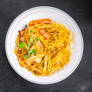 Tavuklu şehriye, et, sebze yemeği masadaki atıştırmalıklar fotokopi alanı arka plan kırsal manzarası.