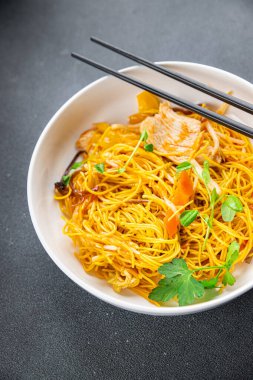 Tavuklu şehriye, et, sebze yemeği masadaki atıştırmalıklar fotokopi alanı arka plan kırsal manzarası.