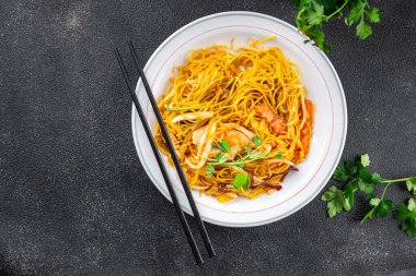 Tavuklu şehriye, et, sebze yemeği masadaki atıştırmalıklar fotokopi alanı arka plan kırsal manzarası.