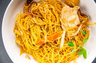 Tavuklu şehriye, et, sebze yemeği masadaki atıştırmalıklar fotokopi alanı arka plan kırsal manzarası.