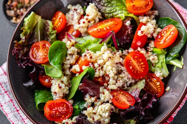 Quinoa Salad Tomato Green Lettuce Mix Healthy Meal Food Snack — Stock Photo, Image
