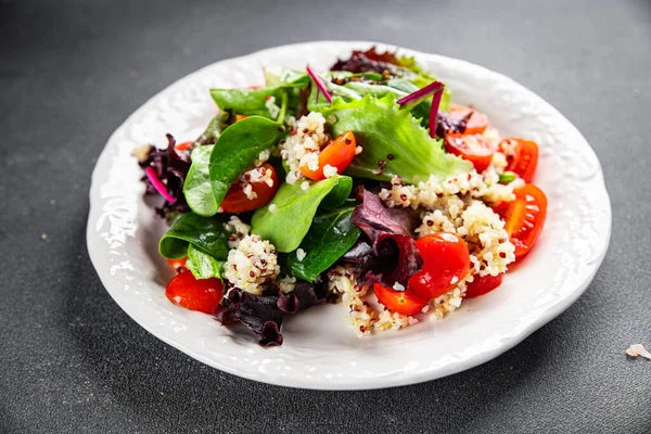 キノアサラダトマト グリーンレタスは テーブルの上に健康的な食事のスナックをミックスコピースペースの食べ物の背景素朴なトップビューケトやパレオダイエット野菜ビーガンやベジタリアンフード — ストック写真