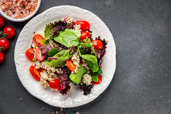 キノアサラダトマト グリーンレタスは テーブルの上に健康的な食事のスナックをミックスコピースペースの食べ物の背景素朴なトップビューケトやパレオダイエット野菜ビーガンやベジタリアンフード — ストック写真