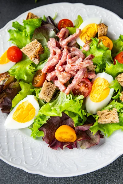 Salada Bacon Salada Vosges Ovo Crouton Alface Salada Molho Vinagrete — Fotografia de Stock
