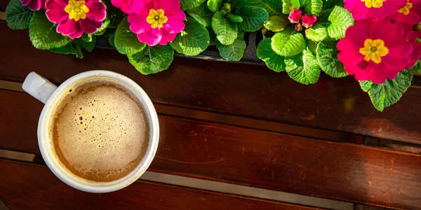 Dışarıdaki Masada Bir Fincan Kahve Çiçeklerle Çuha Çiçeği Çok Renkli — Stok fotoğraf
