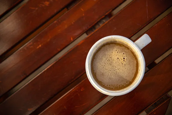 Csésze Kávé Asztalon Kültéri Virágok Primrose Színes Másolás Tér Élelmiszer — Stock Fotó