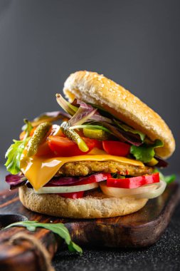 Etli burger, sebzeli pirzola, domates, salatalık, marul yemeği yok. Masada atıştırmalıklar var.