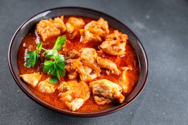 tavuklu domates sosu, sebzeli sağlıklı yemek aperatifi masada fotokopi uzayı arka plan kırsal manzarası