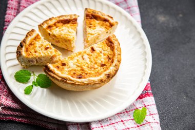 Kiş aromalı turta balığı. Deniz mahsulleri. Sağlıklı yemek atıştırmalıkları.