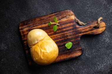 Scamorza peyniri füme aromalı sağlıklı yemek abur cuburu fotokopi masasında.