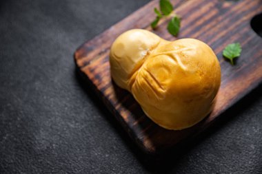 Scamorza peyniri füme aromalı sağlıklı yemek abur cuburu fotokopi masasında.