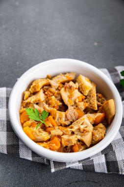 Et işkembe atıştırmalık lezzetli sakatat eti masada fotokopi alanı arka plan kırsal üst görünüm