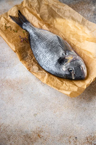 Roher Fisch Dorade Frisch Meeresfrüchte Mahlzeit Lebensmittel Snack Auf Dem — Stockfoto