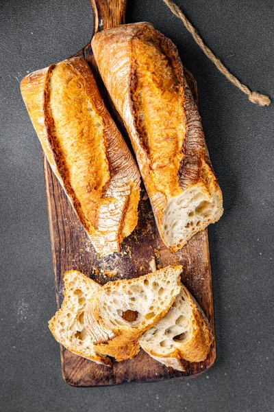 バゲットフレッシュパン全粒小麦粉生地食品スナック上のテーブルコピースペースフード背景素朴なトップビュー — ストック写真