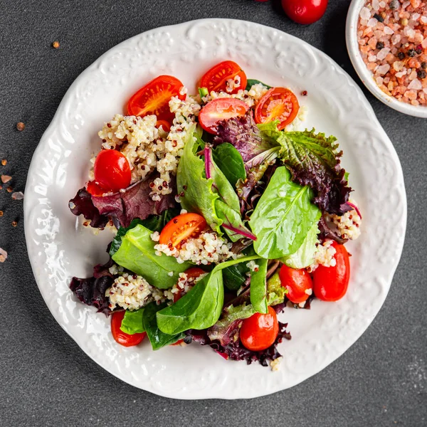 キノアサラダトマト 緑の葉は テーブルの上に健康的な食事のスナックをミックスコピースペースの食べ物の背景素朴なトップビュー — ストック写真