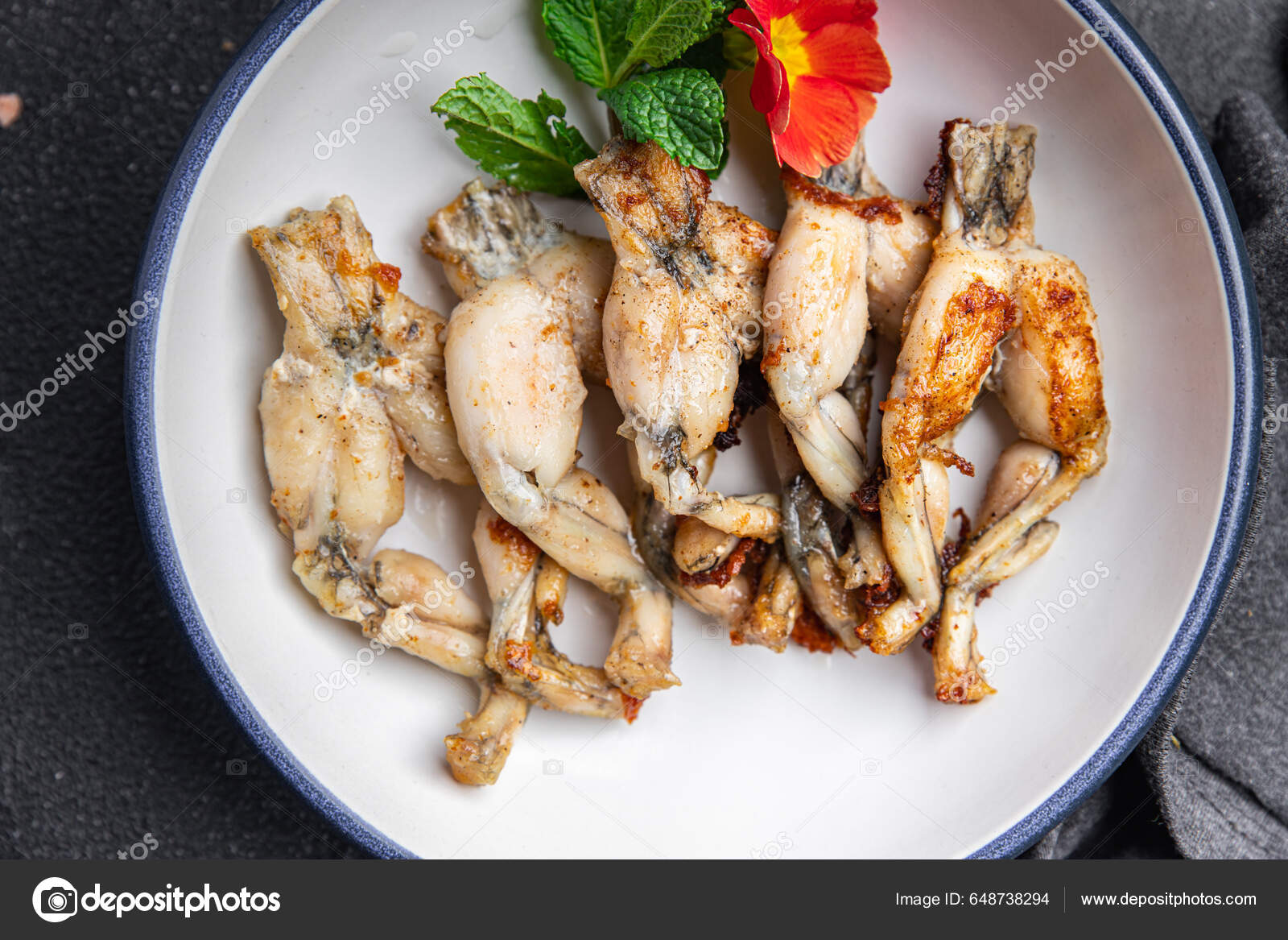 Fígado De Frango Frito Perto De Um Prato Na Mesa. Foto Royalty