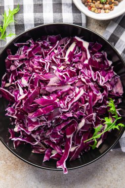 Salata mor lahana, sebze, abur cubur, uzay yiyecekleri arka plan, kırsal vejetaryen ya da vejetaryen yemekleri.