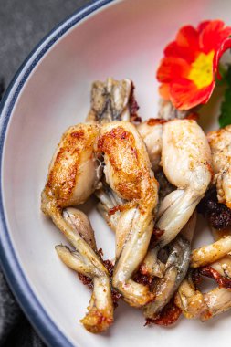 Kurbağa bacağı kızarmış et... Fransız yemeği... Yemek... Masada atıştırmalık...