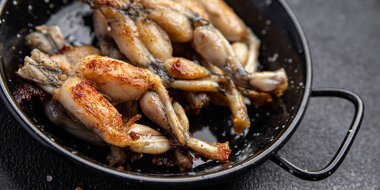 Kurbağa bacağı kızarmış et... Fransız yemeği... Yemek... Masada atıştırmalık...