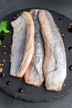 Ringa balığı filetosu, deniz ürünleri, abur cubur. Fotokopi masasında. Arka plan yiyecek, köy manzarası.