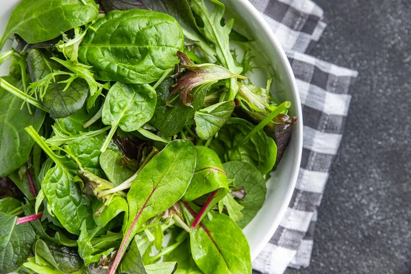 緑のサラダの葉ミックスマイクログリーン テーブルの上に健康的なスナック食品コピースペースの食品背景素朴なトップビュー — ストック写真