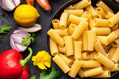 Makarna rigatoni çiğ yemek aperatifi masa üzerinde fotokopi uzay yiyecek arka plan kırsal üst görünüm