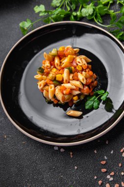 makarna salatası domates, salatalık, mısır, taze sebze, makarna yemek atıştırmalığı masanın üzerinde fotokopi alanı arka plan kırsal manzarası 