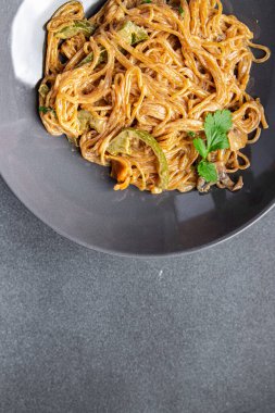 pirinç eriştesi hindistancevizi kreması, sebze, soya sosu, cam şehriye yemek atıştırmalığı fotokopi masasında.