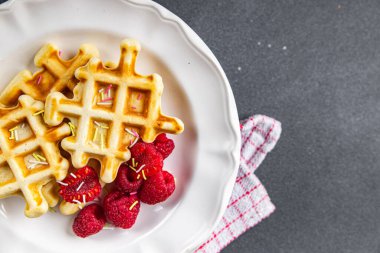 Belçika Waffle 'ı ya da Amerikan waffle' ı kahvaltısı ya da masadaki tatlı tatlı tatlı yemek abur cuburu uzay yiyeceklerinin arka plan fotokopisi.
