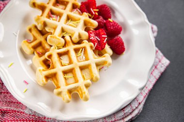 Belçika Waffle 'ı ya da Amerikan waffle' ı kahvaltısı ya da masadaki tatlı tatlı tatlı yemek abur cuburu uzay yiyeceklerinin arka plan fotokopisi.