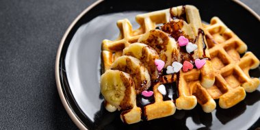 Belçika Waffle 'ı ya da Amerikan waffle' ı kahvaltısı ya da masadaki tatlı tatlı tatlı yemek abur cuburu uzay yiyeceklerinin arka plan fotokopisi.