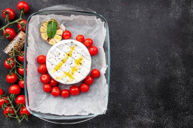 peynirli krem peynir ya da peynirli peynir, domates, sarımsak ve otlu sebze. Yemek atıştırmalıkları fotokopi masasında. Arka plan kırsal manzarası.