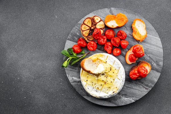 Baked Soft Cheese Brie Camembert Tomato Garlic Herbs Meal Food — Stock Photo, Image