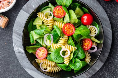 Taze salata makarna, domates, salatalık, yeşil yaprak karışımı, masada Fusilli yemek atıştırması fotokopi alanı arka plan kırsal manzarası
