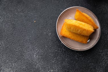 Tatlı kek finansörü tatlı bisküvisi yemek atıştırmalığı masanın üzerinde fotokopi uzayı yemek arka plan kırsal manzarası