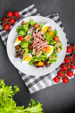 Masada yeşil salata, yumurta, pastırma salatası, kızarmış ekmek, marul, salata sosu sirke sosu Lorraine mutfağı yemek atıştırmalığı fotokopi masasında uzay yemeği arka plan kırsal manzarası
