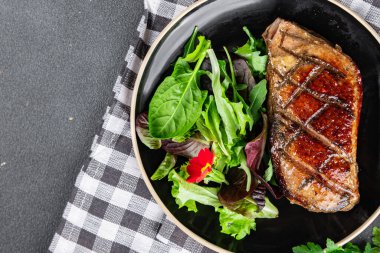ördek göğsü kızartılmış kümes hayvanı eti masada atıştırmalıklar fotokopi alanı arka plan kırsal manzarası