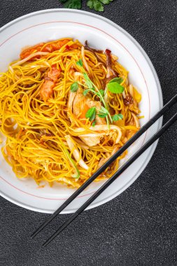 Erişte tavuk eti, sebze yemeği masada atıştırmalık fotokopi uzay yemeği arka plan kırsal manzarası