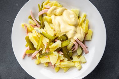 Taze patates salatası, salatalık, sosis, mayonez hazır yemek atıştırmalıkları fotokopi masasında.