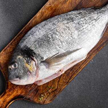 Taze balık, deniz ürünleri, çiğ yiyecekler fotokopi masasında. Arka plan yiyecek, köy manzarası. 