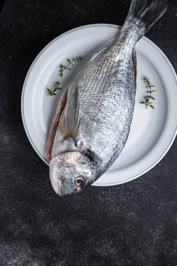 Taze balık, deniz ürünleri, çiğ yiyecekler fotokopi masasında. Arka plan yiyecek, köy manzarası. 