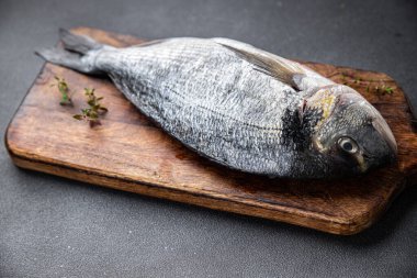 Taze balık, deniz ürünleri, çiğ yiyecekler fotokopi masasında. Arka plan yiyecek, köy manzarası. 