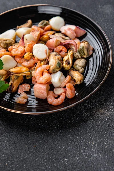 Seafood Salad Udang Kerang Kerang Gurita Makanan Ringan Atas Meja — Stok Foto