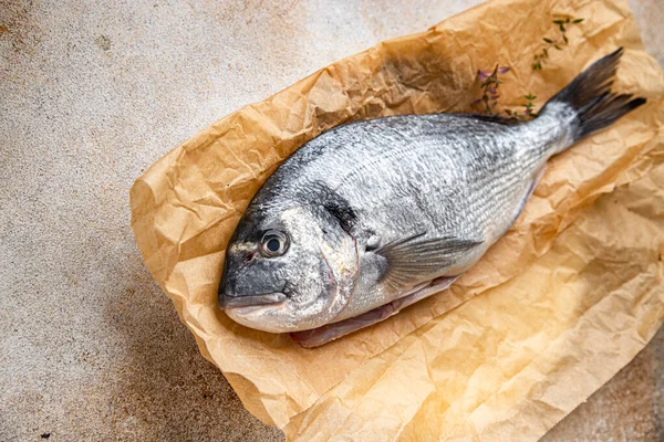 Frischen Fisch Dorade Meeresfrüchte Rohkost Snack Auf Dem Tisch Kopieren — Stockfoto