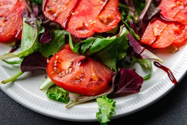 Domates salatası sağlıklı yemek atıştırmalıkları için hazır. Fotokopi masasında. Arka planda uzay yiyecekleri.